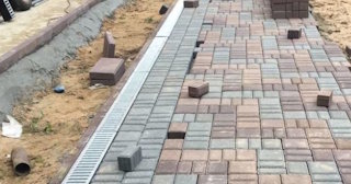 Профессиональная укладка плитки на улице в Мирном в октябре