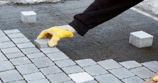 Монтаж тротуарной плитки на даче в Мирном в октябре
