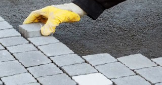 Укладка брусчатки в Мирном - цена от 809 руб. за м2 | ТротуарнаяПлитка