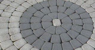 Профессиональная укладка клинкерной брусчатки в Мирном в октябре